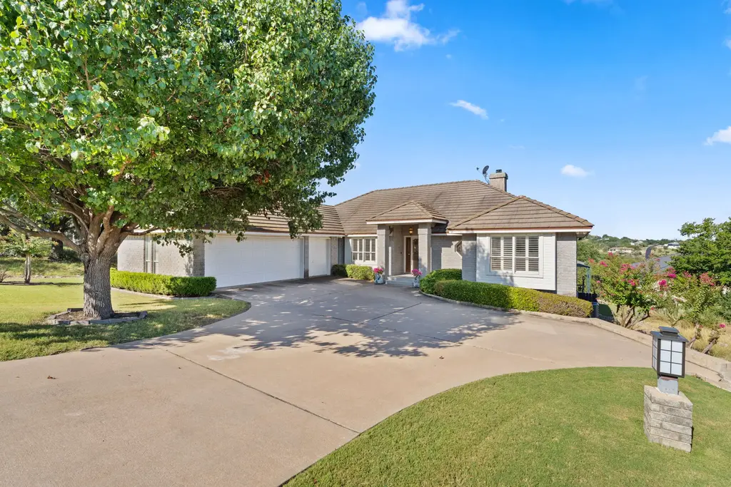 1310 Clayton Nolen Drive, Horseshoe Bay