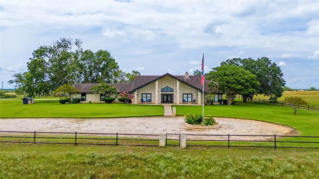 1460 E State Highway 87, Nixon