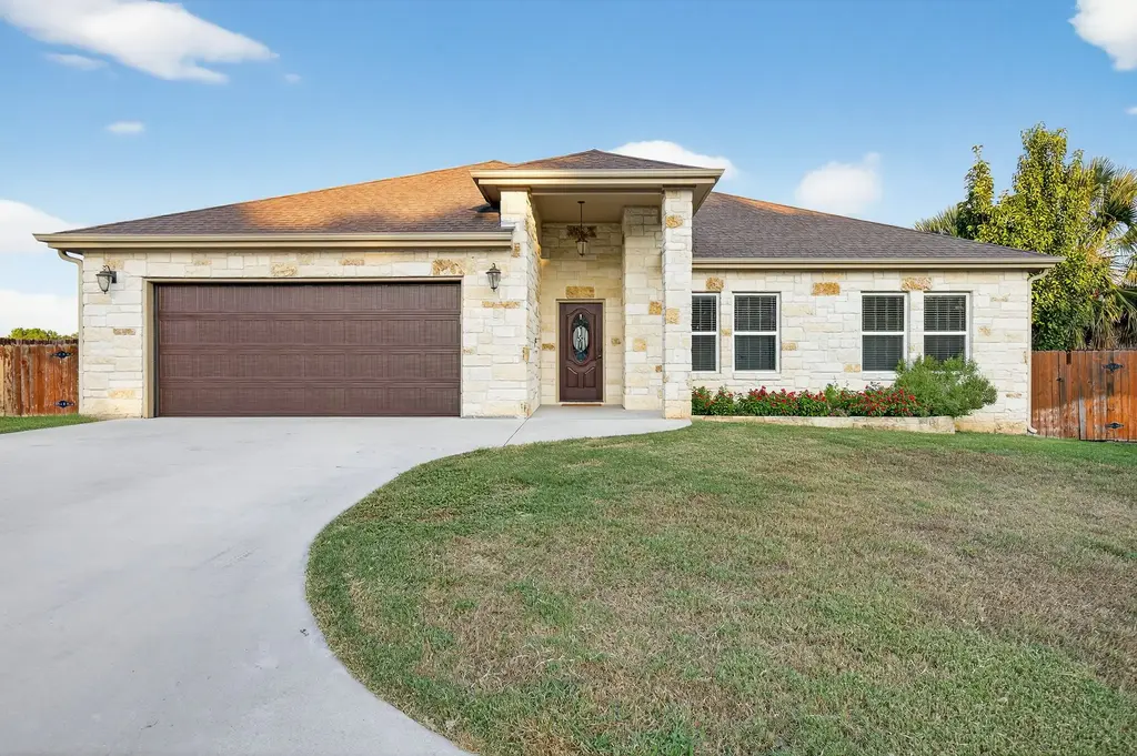 237 Meadowlakes Drive, Meadowlakes
