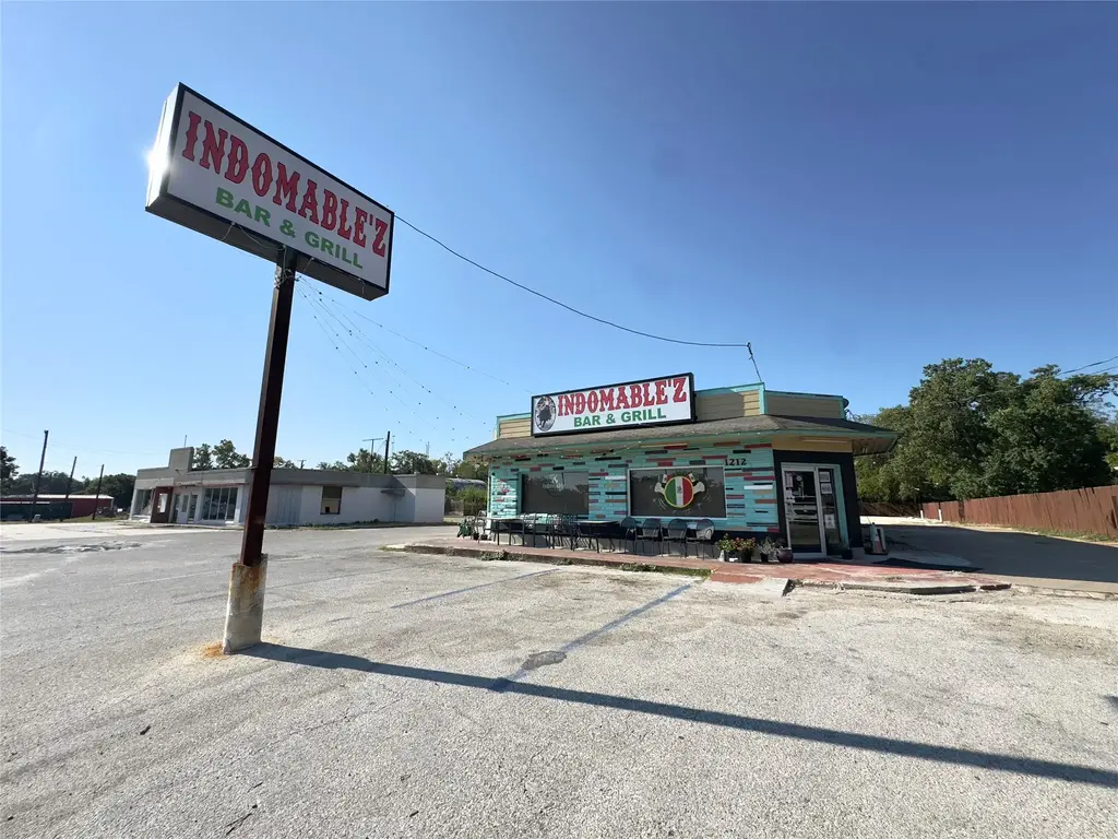 1212 E Pierce Street, Luling