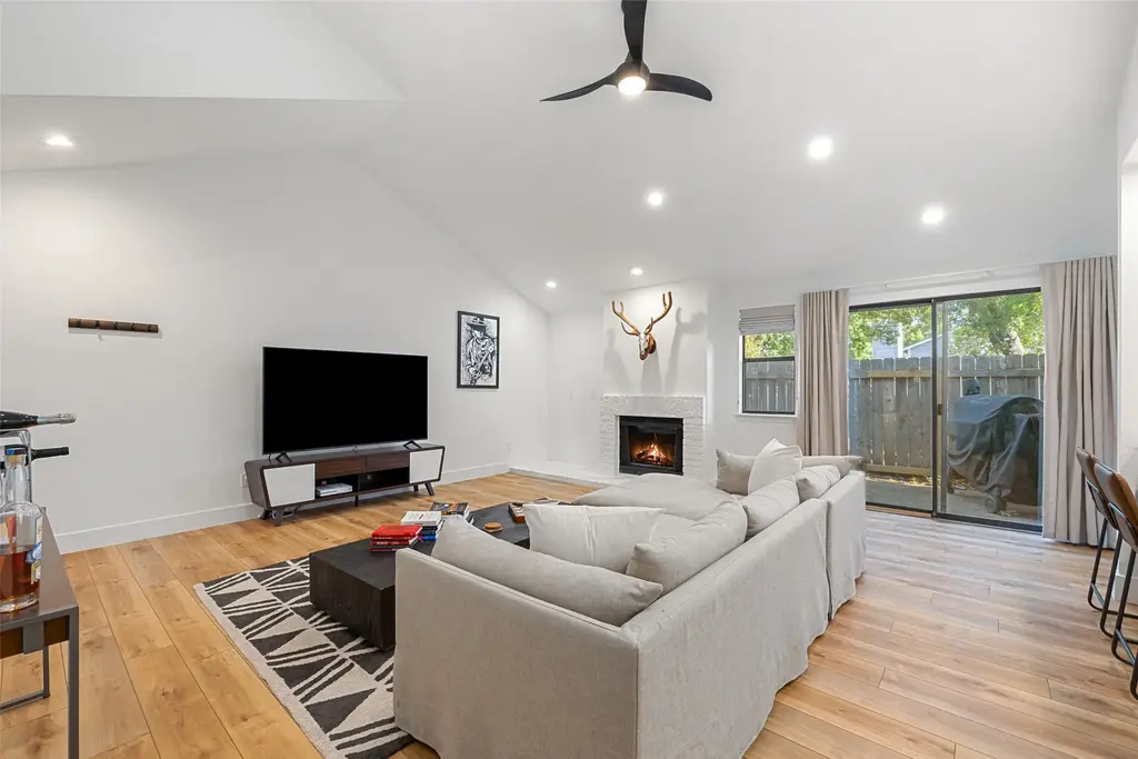 2001 Parker Lane 101, Austin