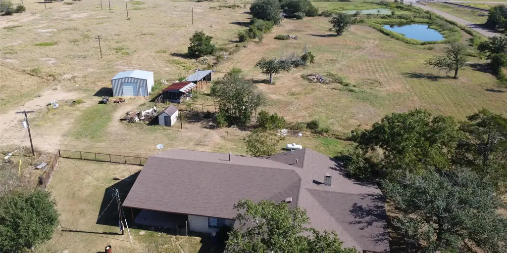 1080 County Road 213, Giddings