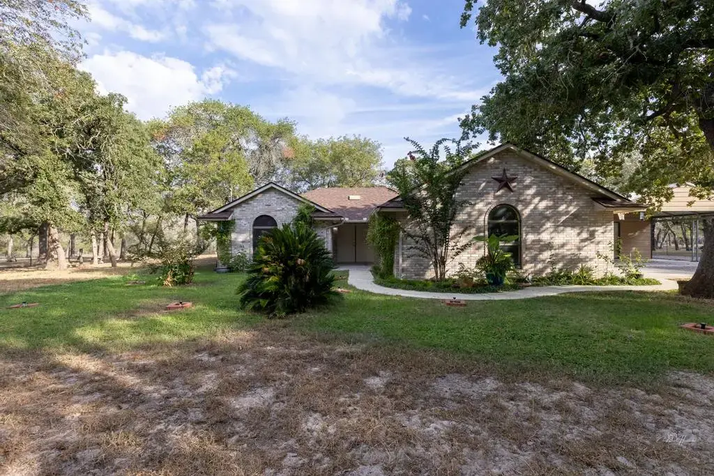 122 Montesito Lane, Floresville