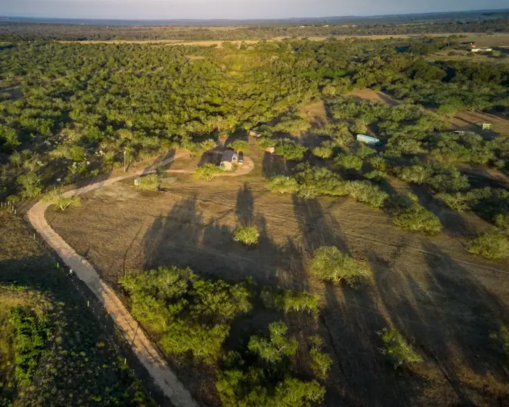 1096 County Road 447, Waelder