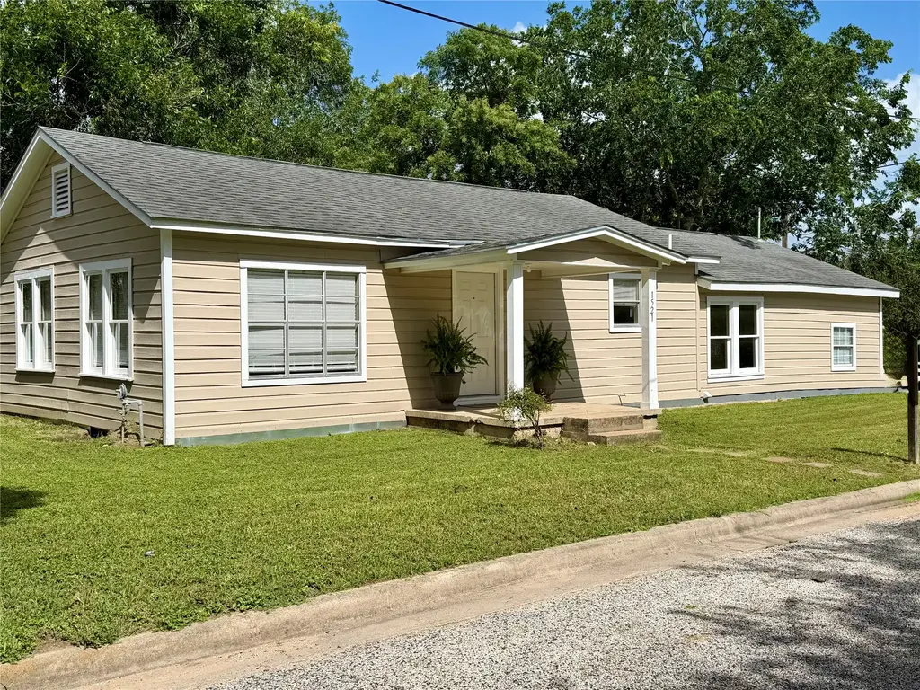 1521 N Hamilton Street, Gonzales