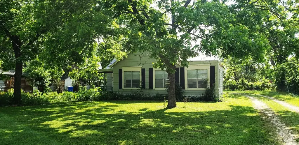 2105 North Drive, Taylor