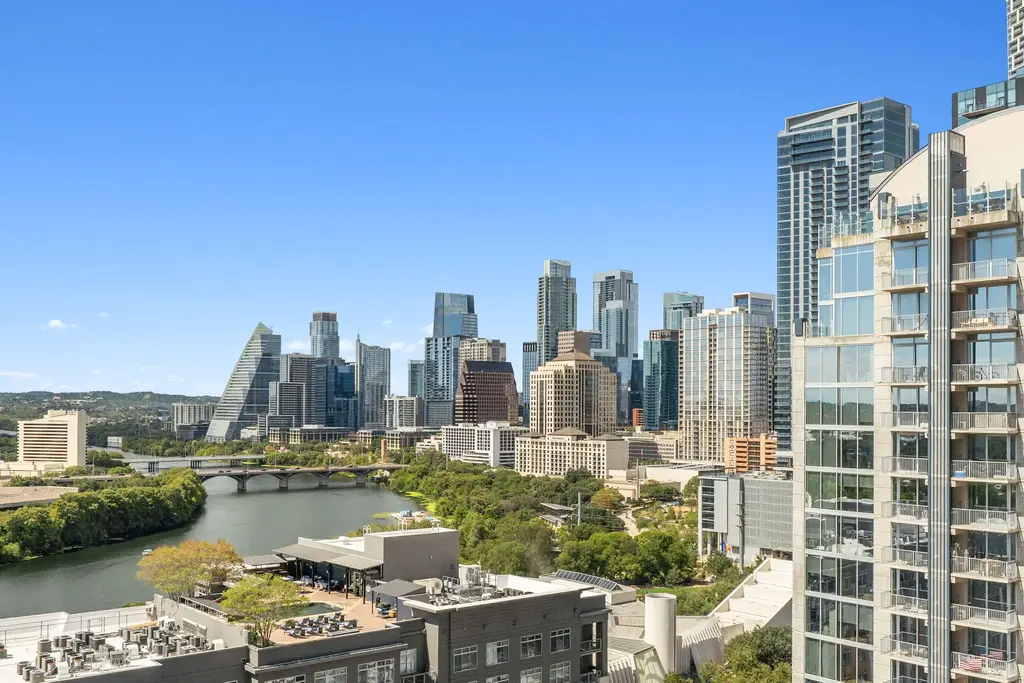 48 East Avenue 2010, Austin