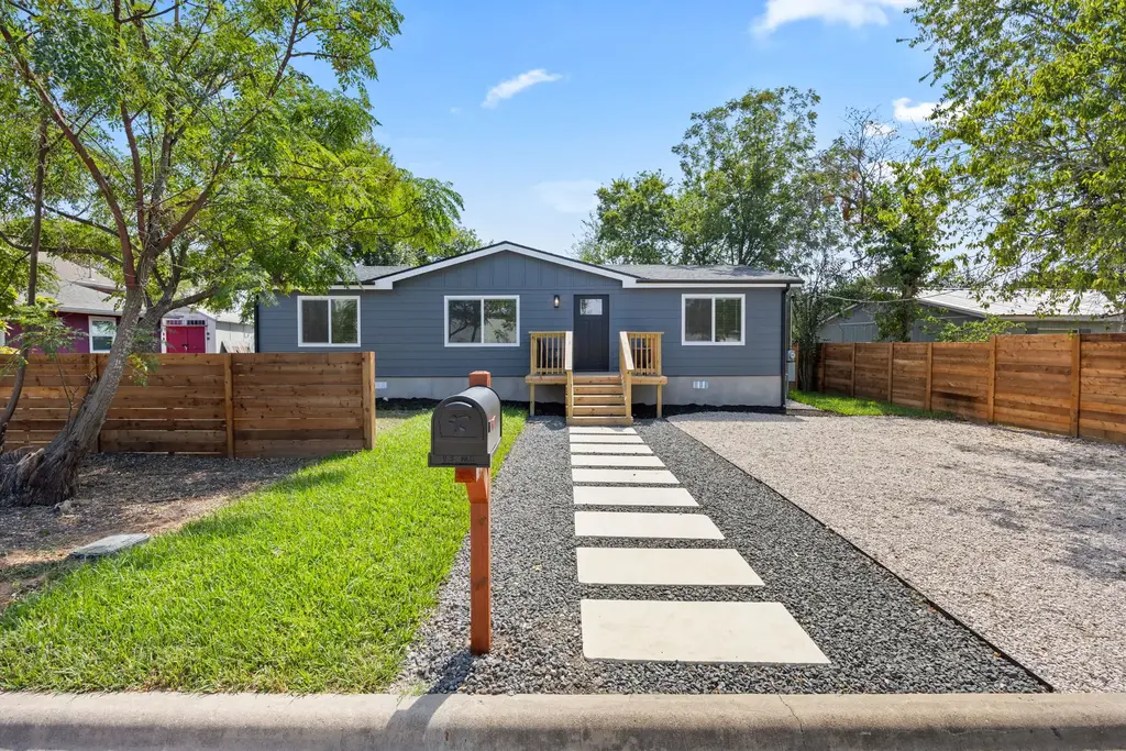 404 E Pecan Street, Taylor