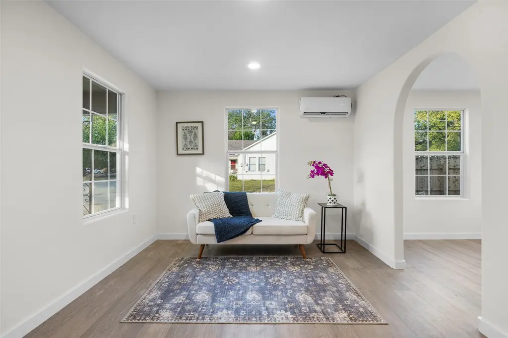 836 W Bell Avenue, Rockdale