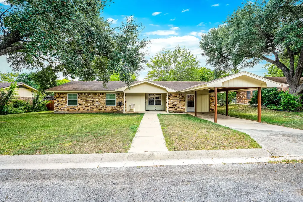 212 Hillview Drive, Luling