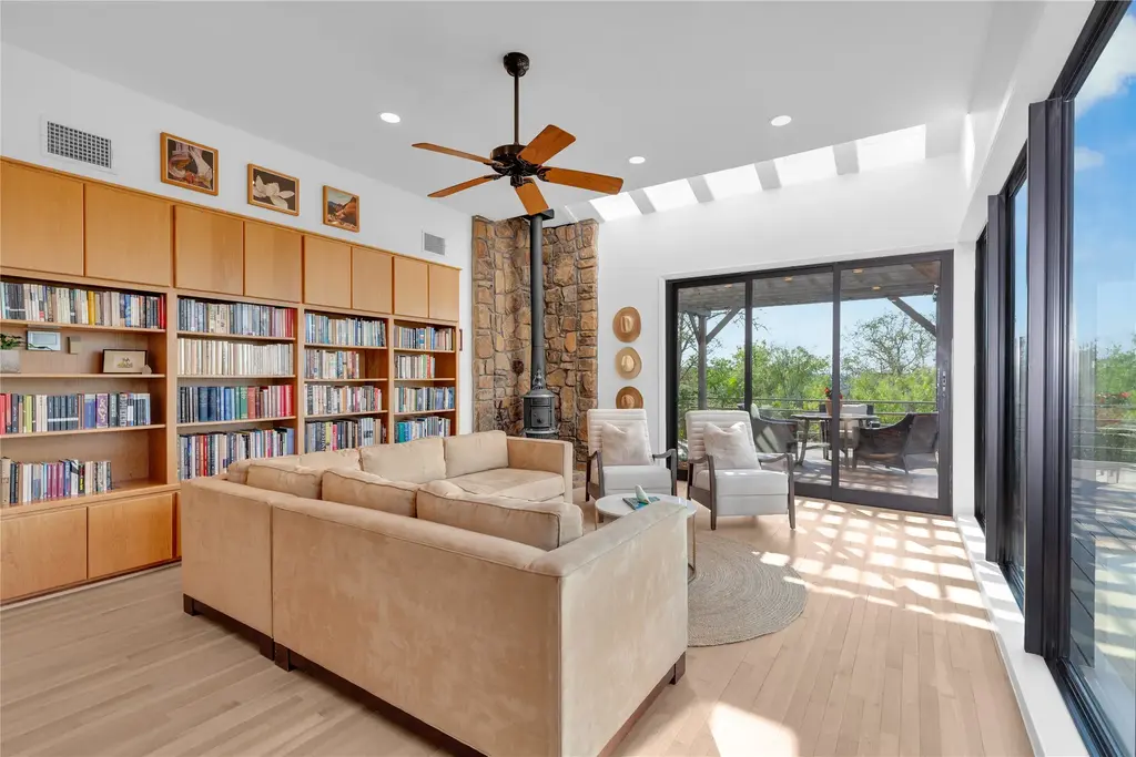 100 Derby Drive, Spicewood