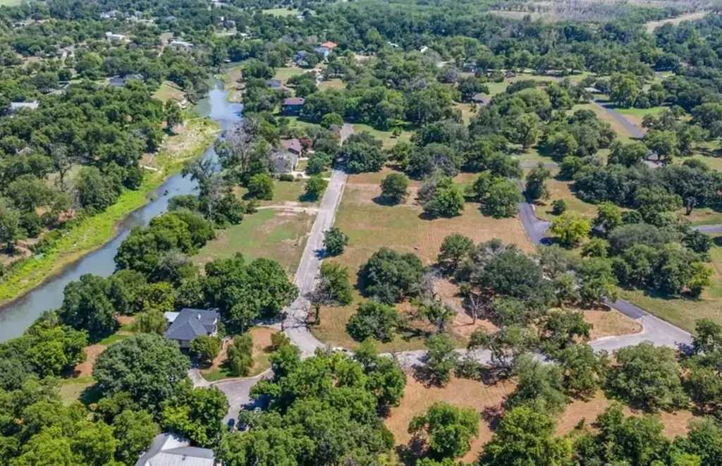 8 E Hampton Drive, Seguin
