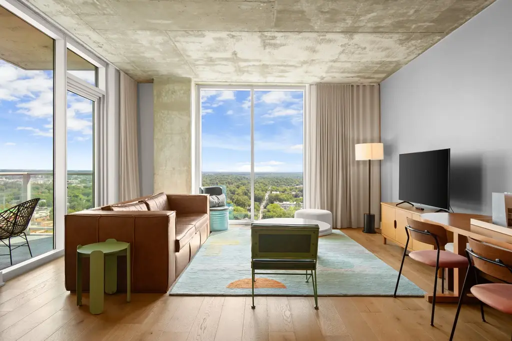 48 East Avenue 2004, Austin
