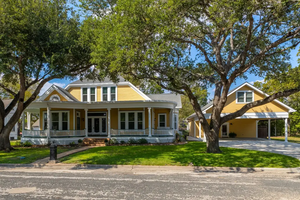 809 Paulus Street, Schulenburg