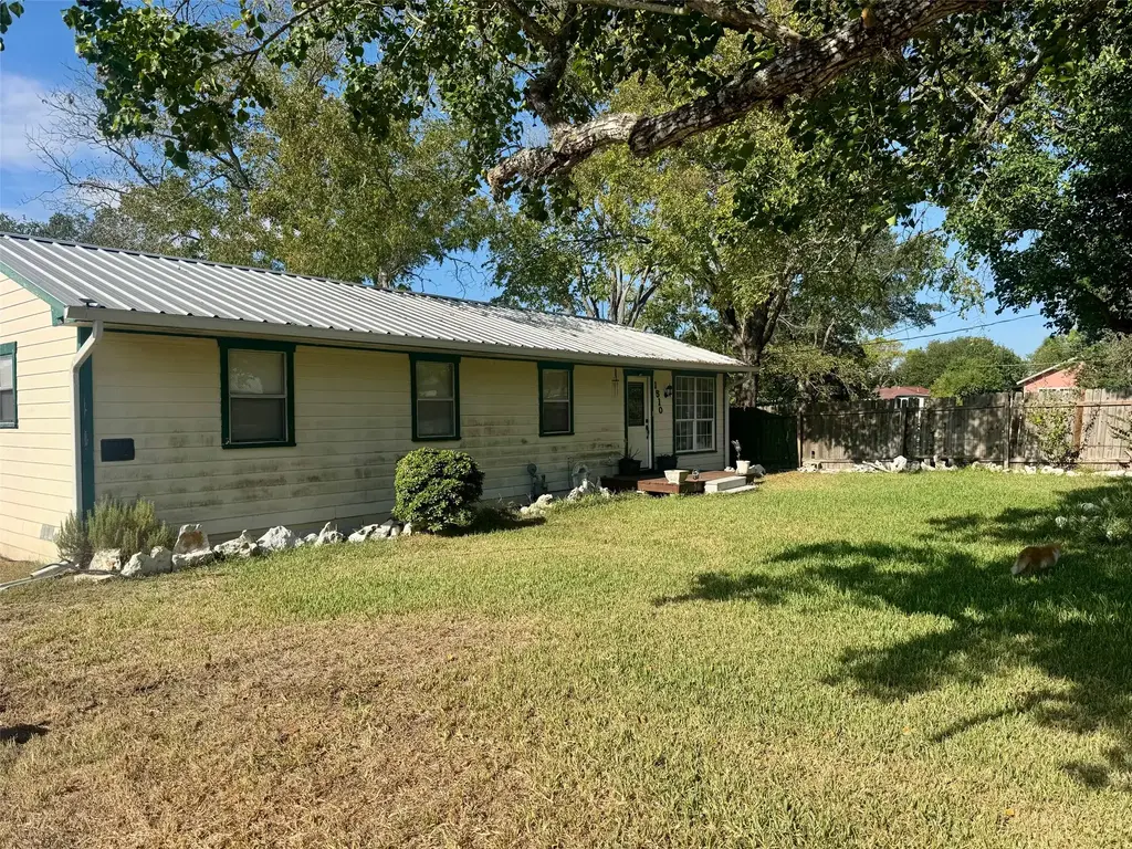 1510 E Fannin Street, Luling