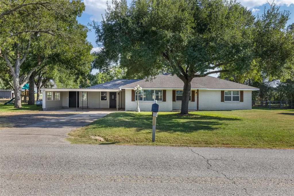 1906 Gun And Rod Road, Brenham