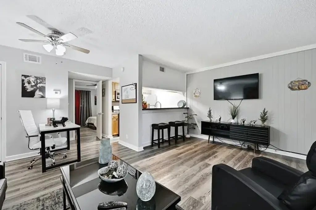 711 Eberhart Lane 202, Austin