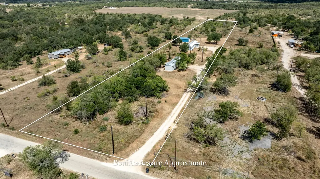 1265 Bugtussle Lane, Luling