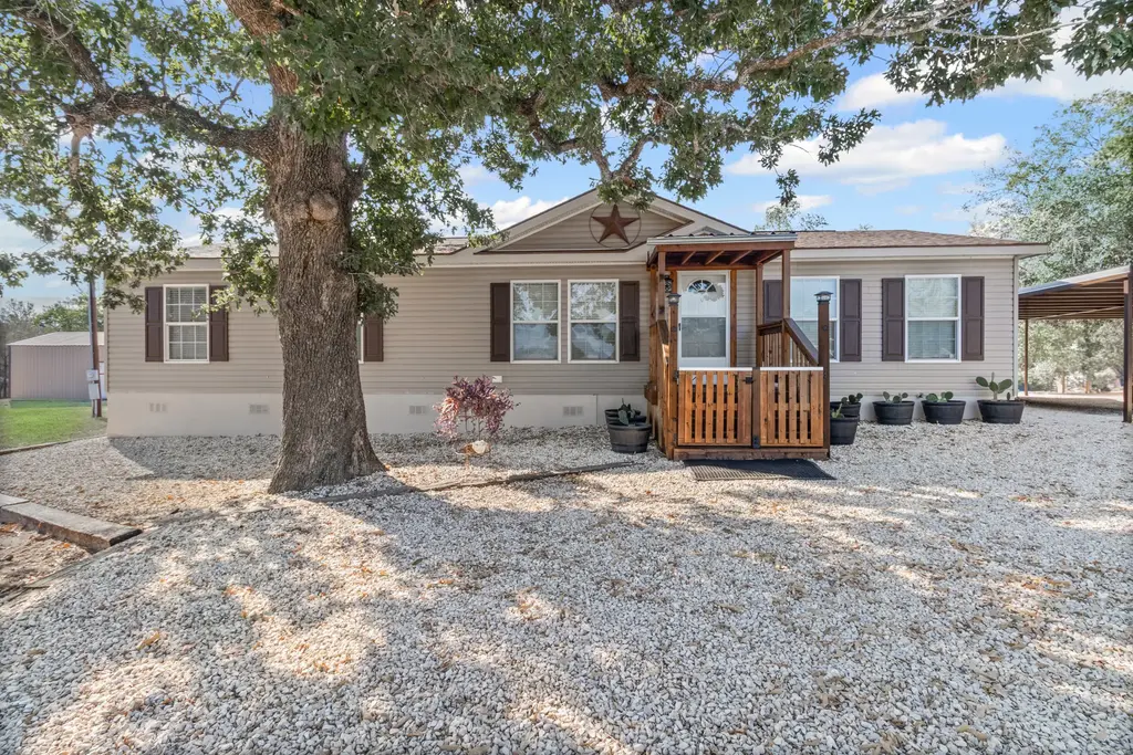 864 Rolling Oaks Drive, Luling