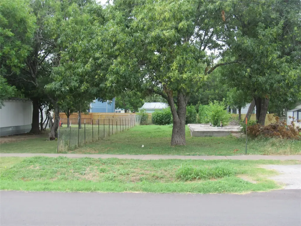 210 E E Carrie Manor Road, Manor