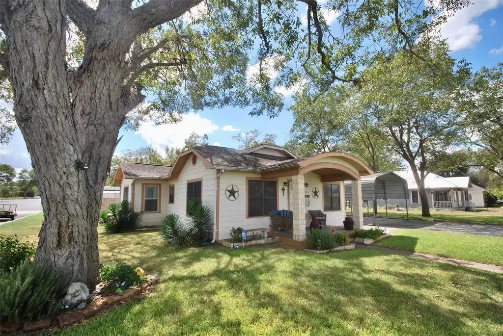 302 S Main Street, Schulenburg