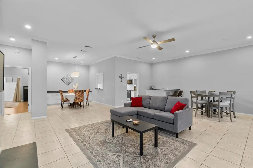 11003 Pinehurst Drive 6, Austin