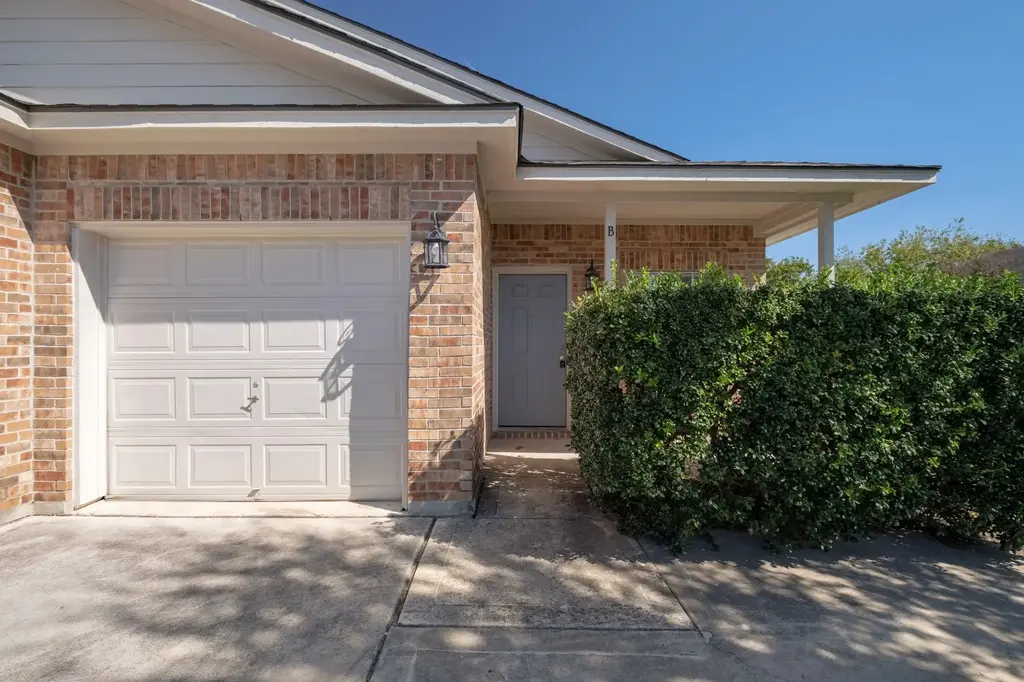 2300 S Bagdad Road B, Leander