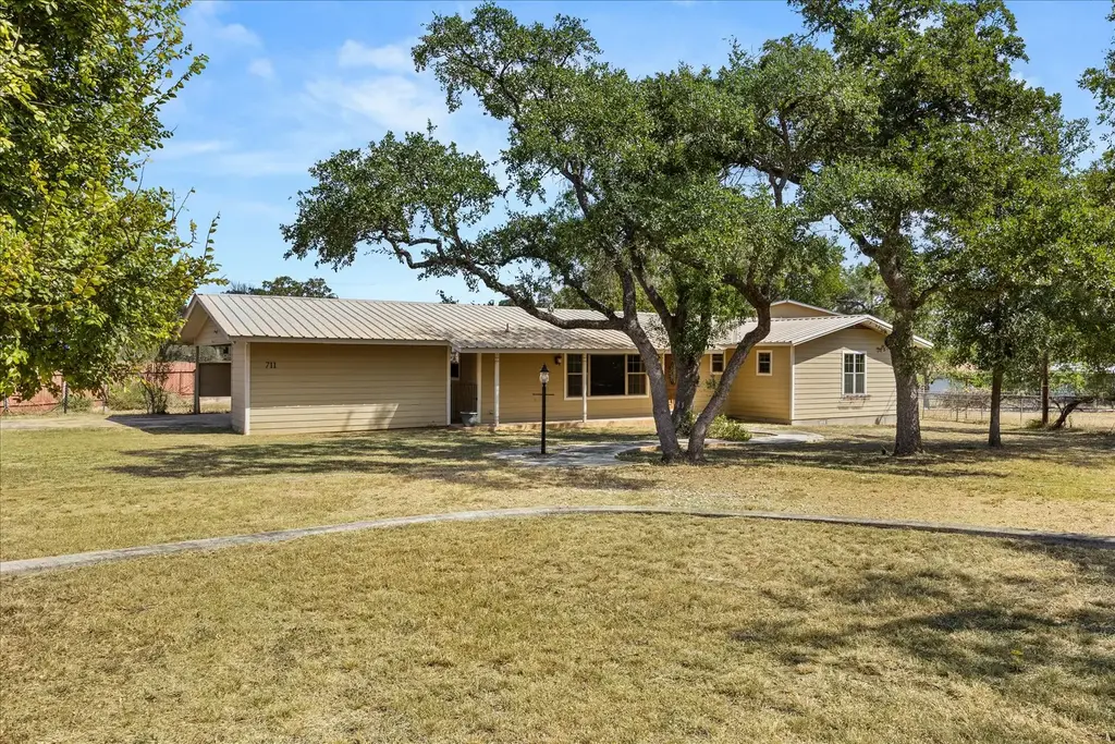 711 N Creek Road, Comfort