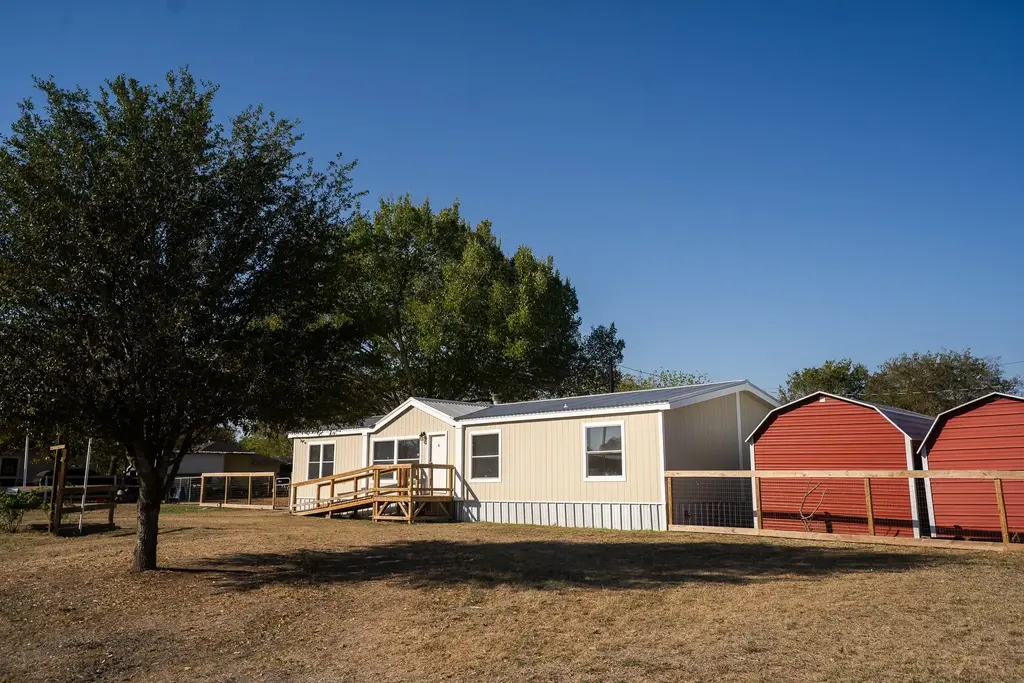 404 S Mill Street, Flatonia