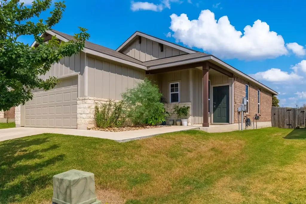 302 Eves Necklace Drive, Buda