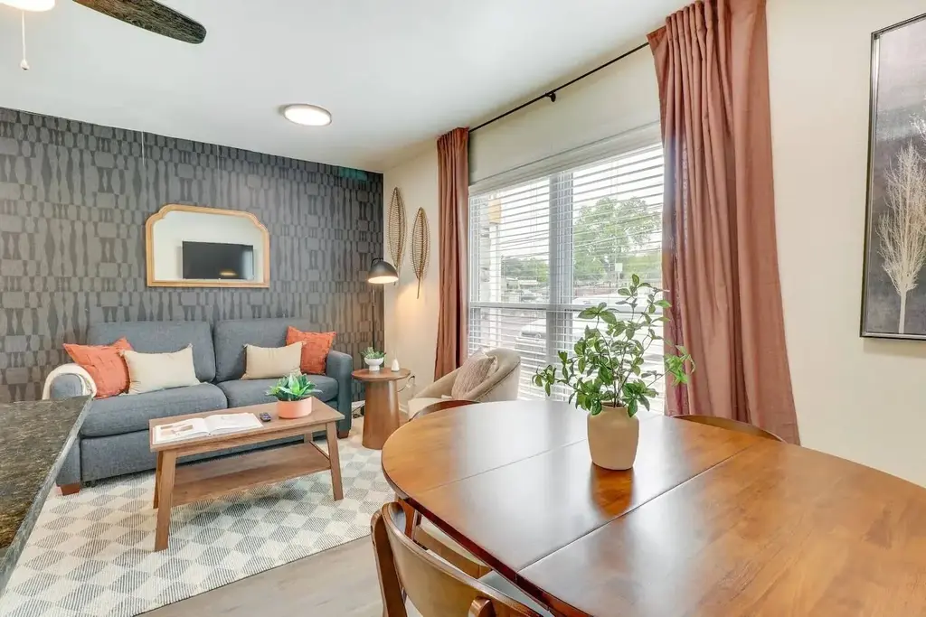 2401 Manor Rd 129, Austin