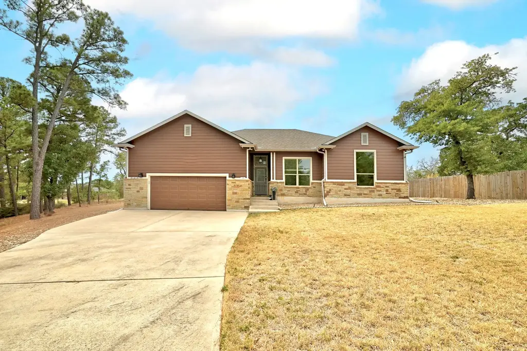 133 & 135 E Keanahalululu Lane, Bastrop