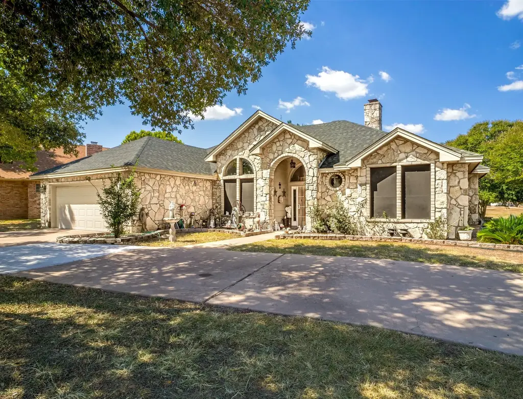 120 Meadowlakes Drive, Meadowlakes