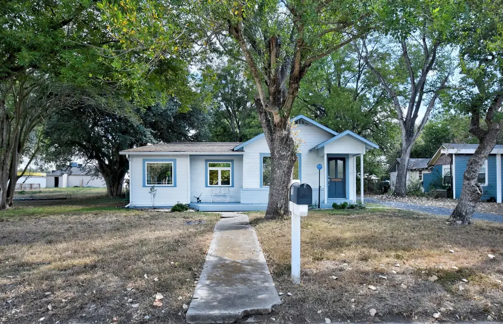 717 S Laurel Avenue, Luling