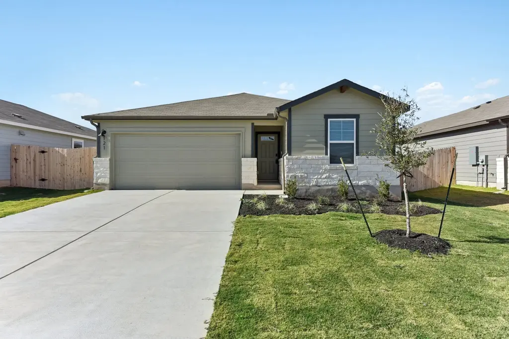 121 Honey Bee Road, Jarrell