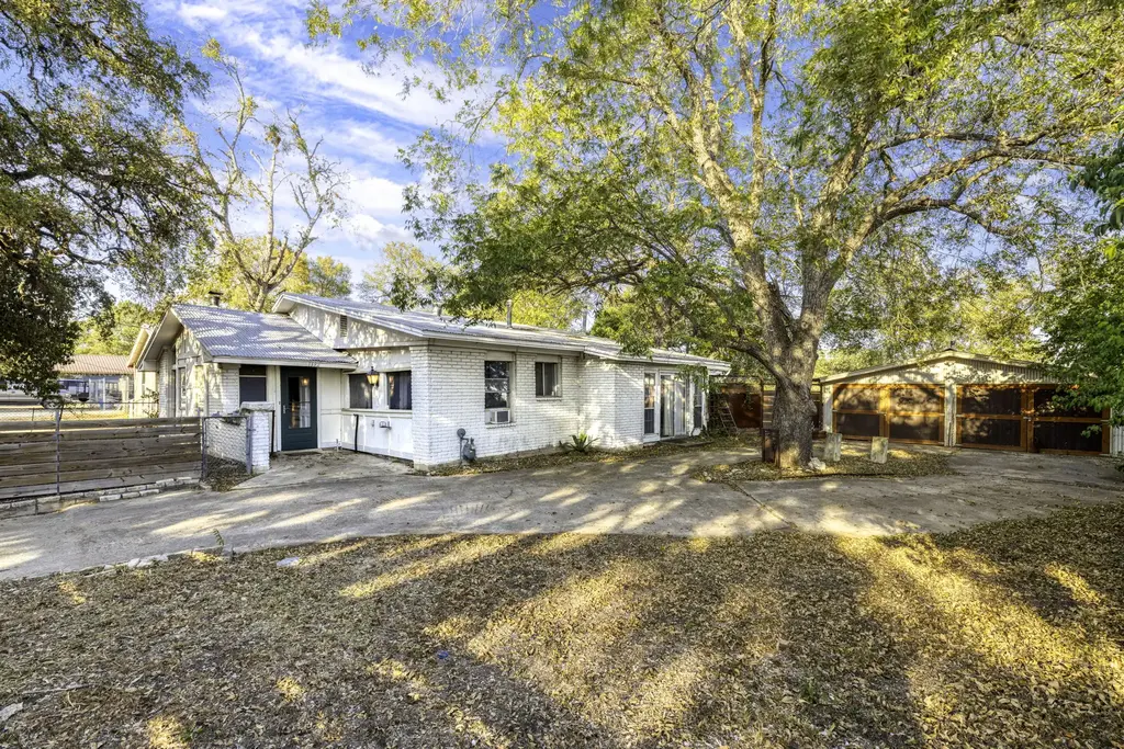 1392 E Market Street, Lockhart