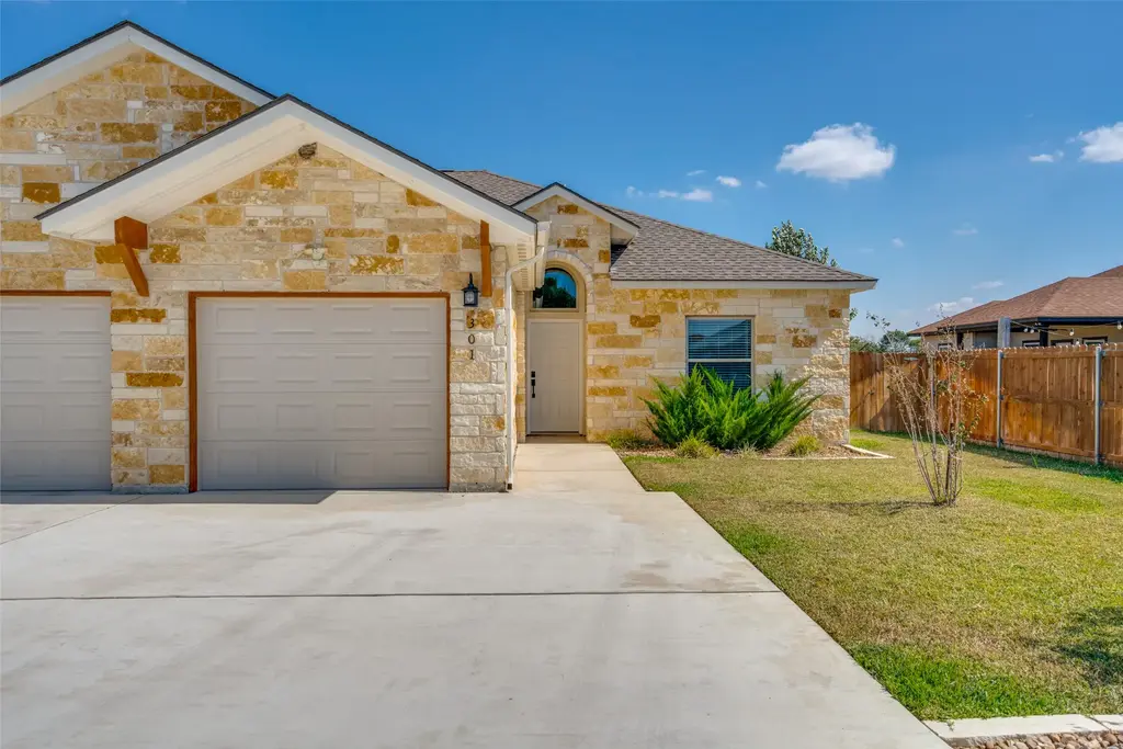 301 Navarro Way 29b, Seguin