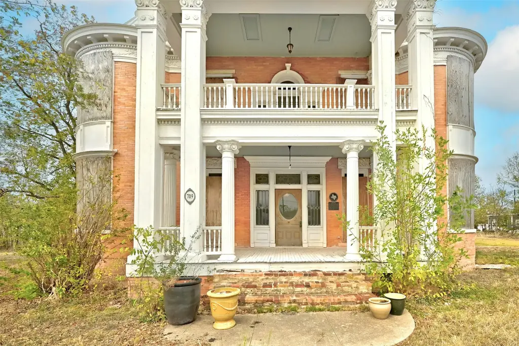 709 Lexington Street, Manor