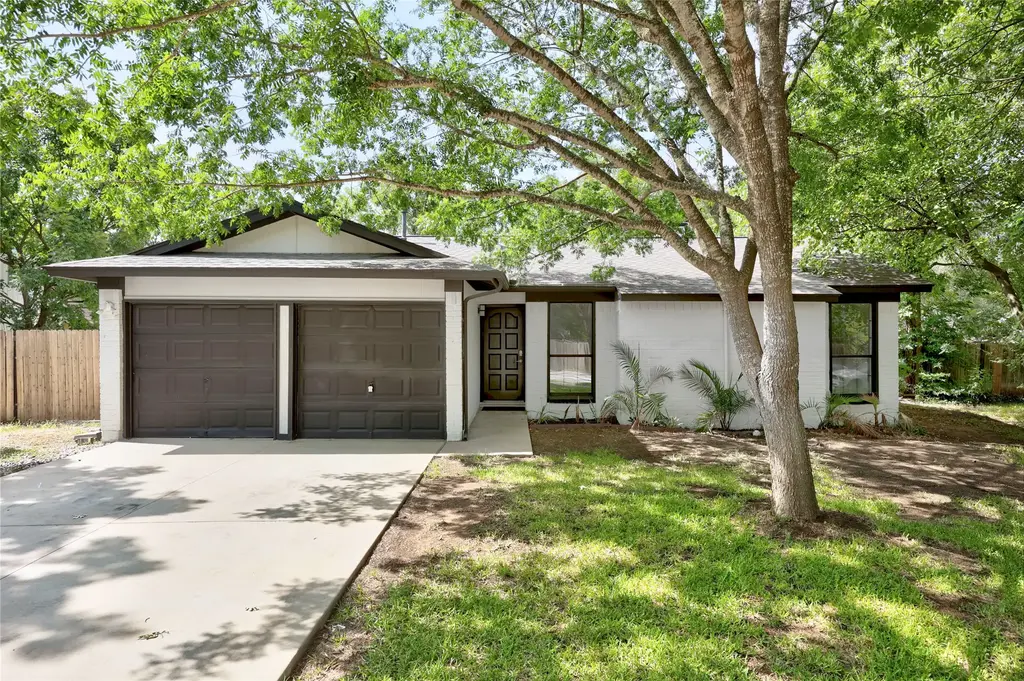 414 Loma Verde Street, Buda