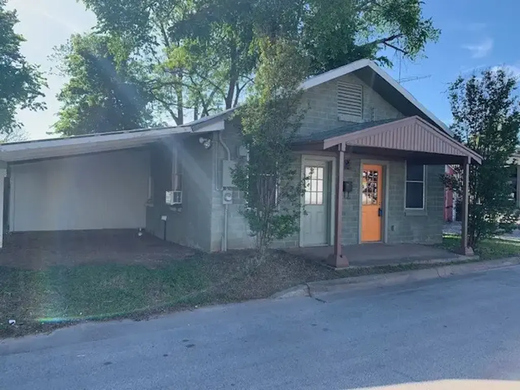 906 Haysel Street, Bastrop