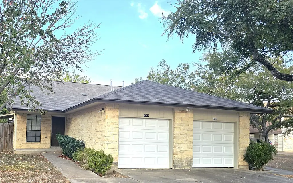 1747-1745 Horseshoe Circle, Round Rock