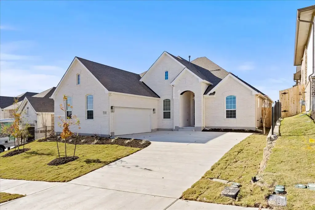 220 Begonia Street, Buda