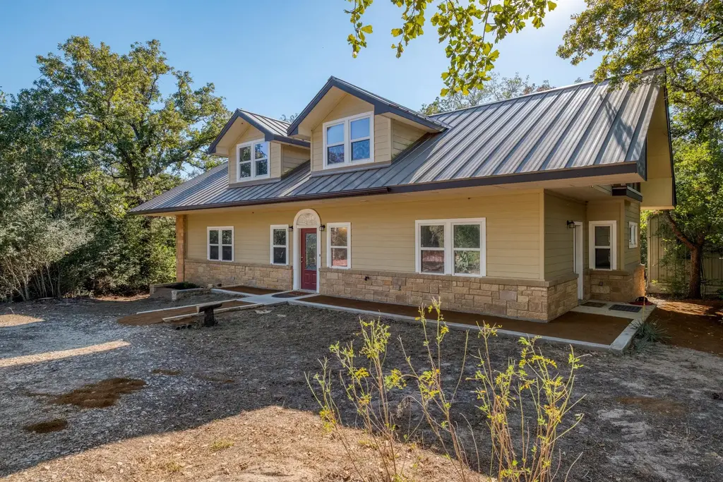 123 Bowie Trail, Luling