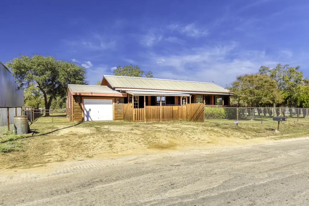 55 County Line Road, Dale