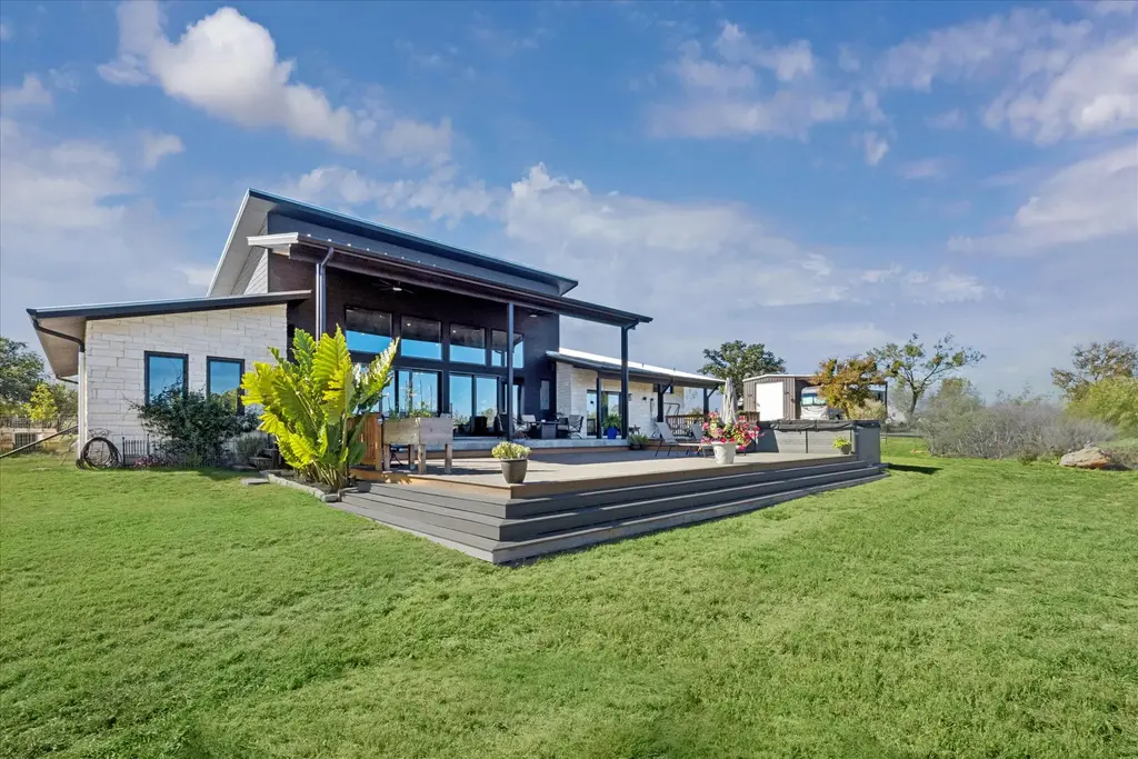 108 Schoolhouse Lane, Spicewood