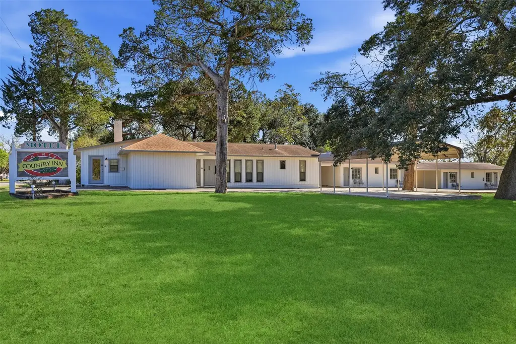 1016 N Avenue E Avenue, Shiner