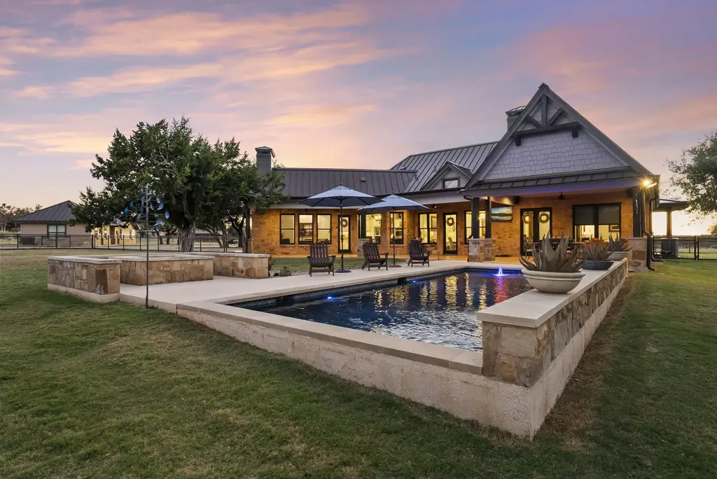 901 Crown Lane, Burnet