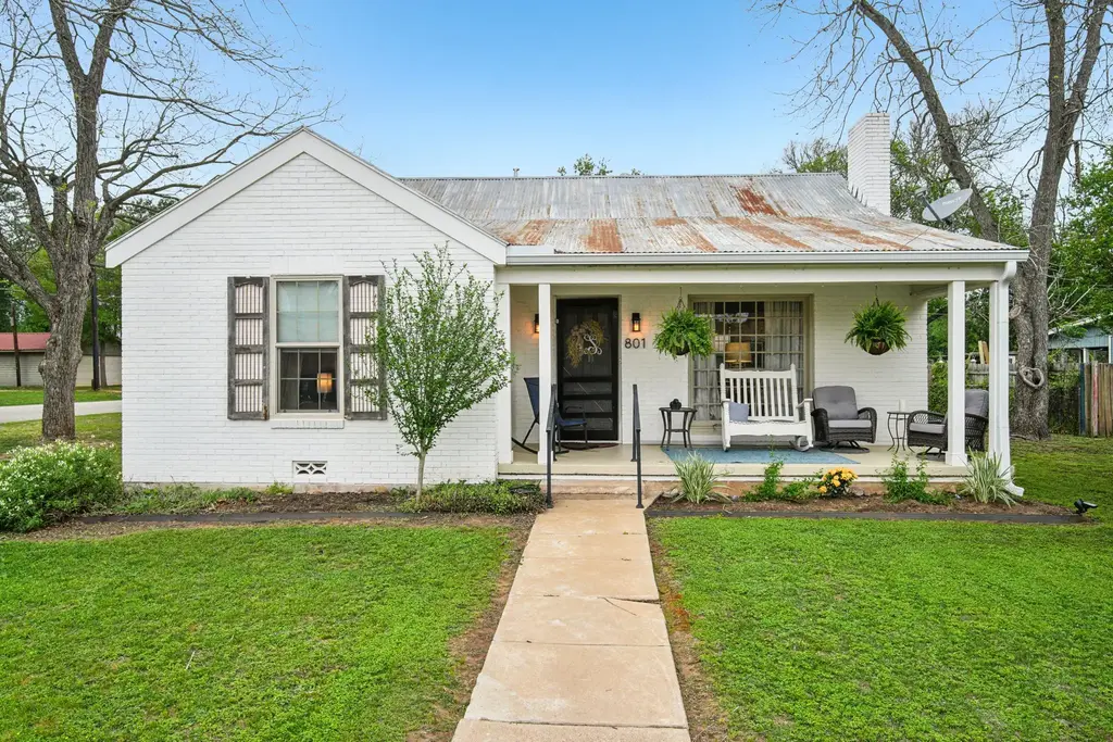 801 Bishop Street, Smithville