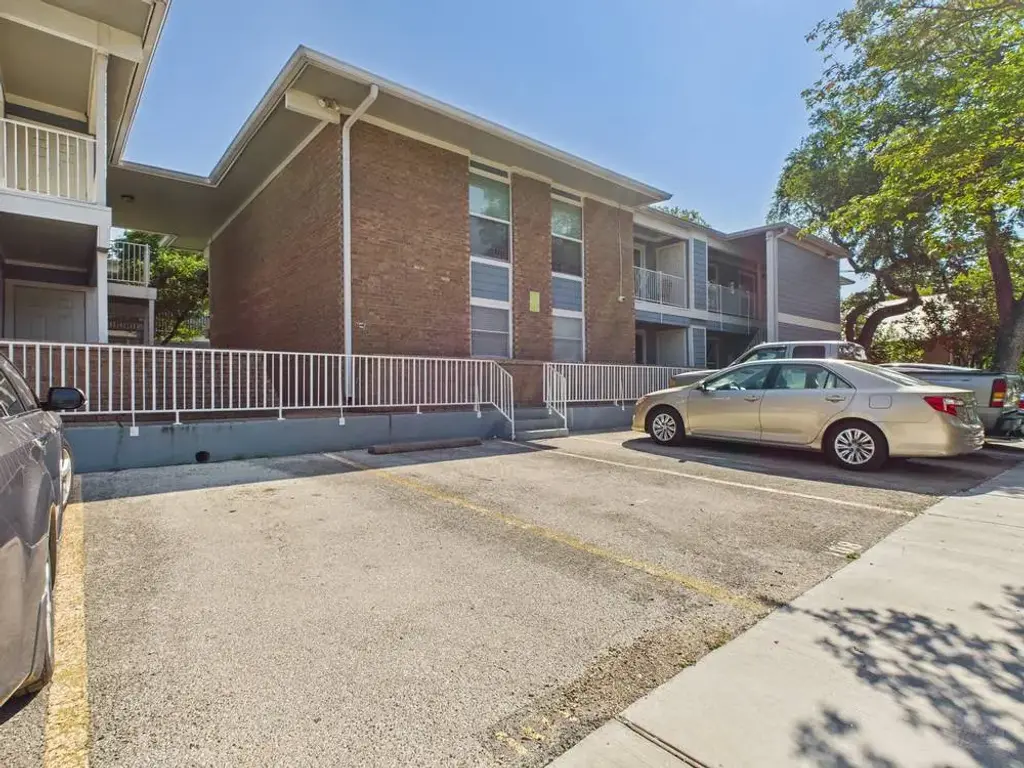 400 W 35th Street #104, Austin