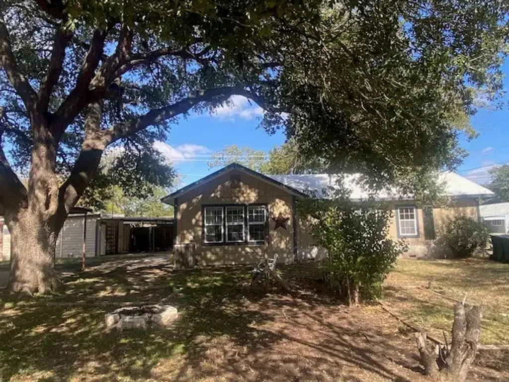 214 S Hackberry Avenue, Luling